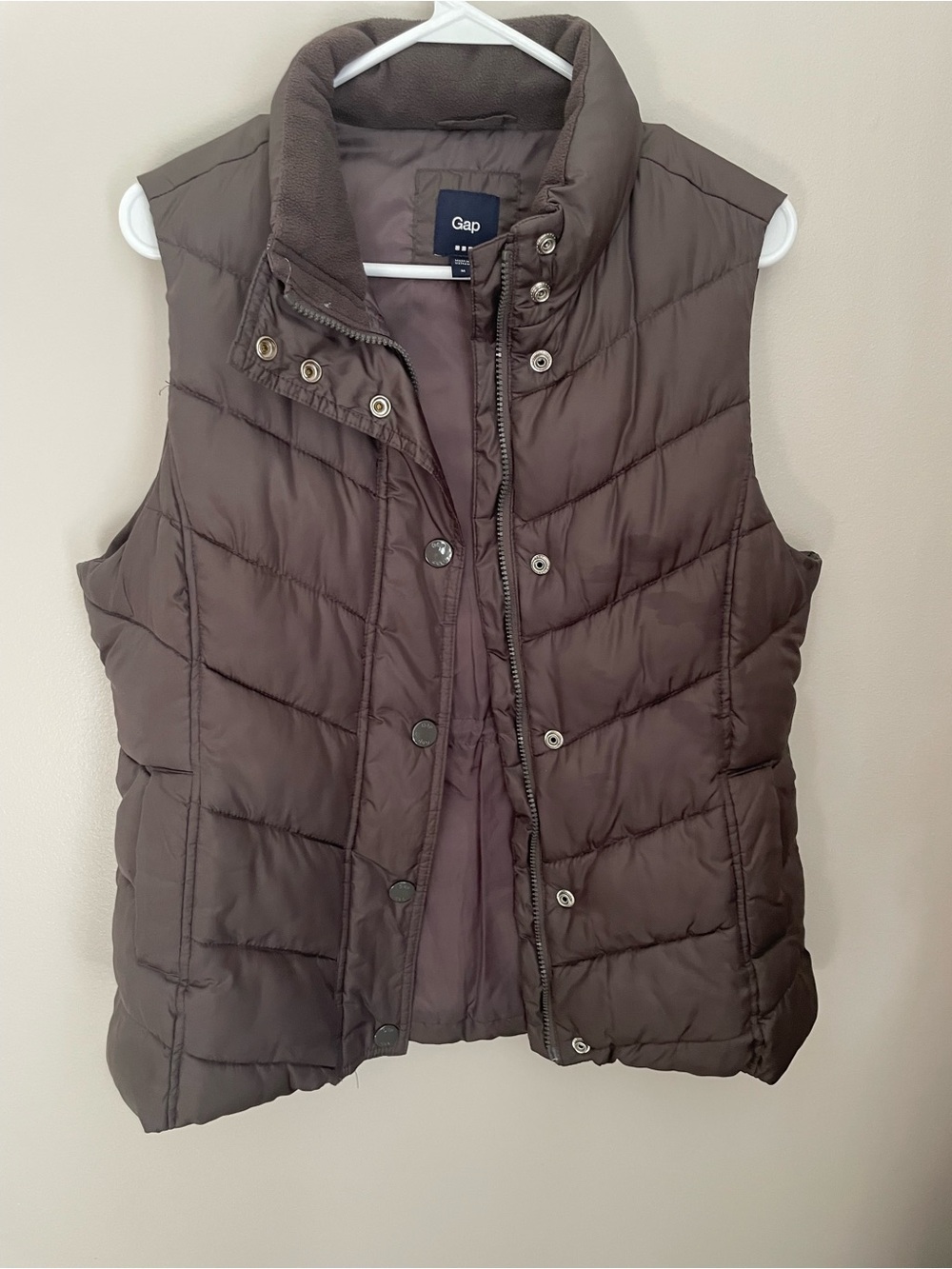 Gap Gray Puffer Vest Size M Quilted Zip Snap Warm Fall Winter